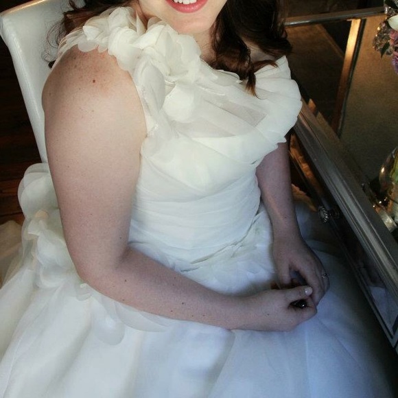 Vera Wang Wedding Dress - Picture 3 of 5